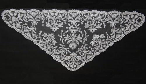 Triangular Spanish Mantilla embroidery by machine  Ref.7583-10. Measurements 54cm X 110cm